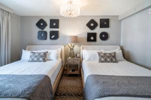 Кровать или кровати в номере Lodge at Vail Condominiums