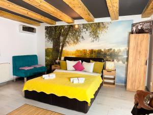 - une chambre avec un grand lit orné d'une peinture murale dans l'établissement Venus Central Lux Studio, à Craiova