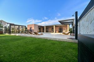 un edificio con panchine di fronte a un cortile di Skyfall a Bibinje (Bibigne)