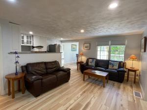 uma sala de estar com um sofá e uma mesa em Pleasant Bay Village Resort em Chatham