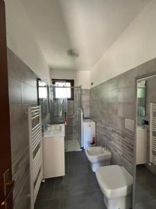 a bathroom with two sinks and a toilet and a sink at Lake Lodge in Fonteno