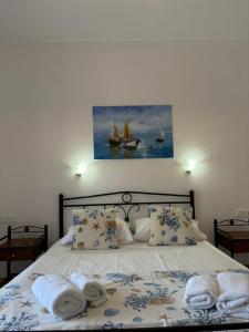 um quarto com uma cama com duas toalhas em Kapetan Giannis em Adamas