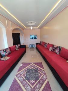 A seating area at Appartement Meublé Avec 3 Façades Dans Une Zone Calme