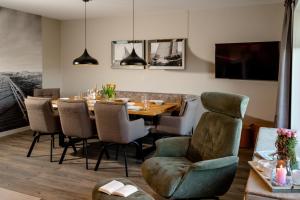 a dining room with a table and chairs at Sylter Seestern Haus Nösseblick in Morsum