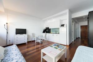 TV a/nebo společenská místnost v ubytování Loft moderno y cómodo a un minuto de Las Canteras