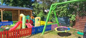 Plac zabaw dla dzieci w obiekcie Słoneczne Domki Pustkowo, 1 minuta do plaży,