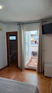 Televízia a/alebo spoločenská miestnosť v ubytovaní Hostal Jadraza