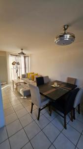 ein Wohnzimmer mit Tisch und Couch in der Unterkunft Casa Recidencial M&H in Emiliano Zapata + 5 Fotos