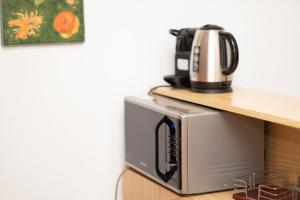 un four micro-ondes installé au-dessus d'un comptoir dans l'établissement Appartamento Coryna sul Mare, à San Vito Lo Capo