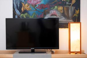 un téléviseur à écran plat posé sur une table dans l'établissement Appartamento Coryna sul Mare, à San Vito Lo Capo 10 autres photos