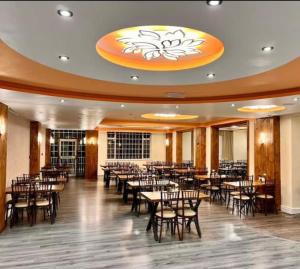 En restaurant eller et andet spisested på An Exquisite Deluxe Room in a Hotel - Free Parking - with access to Resturant - Shisha Bar- Wine Bar
