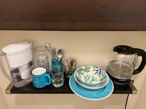 サンパブロにあるCute Room! Own entry with fireplaceの食器やその他のガラス製品が置かれた棚 +7枚の写真