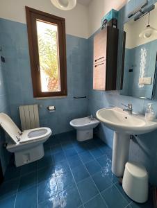Baño azul con aseo y lavamanos en Villino con piscina, en Terni