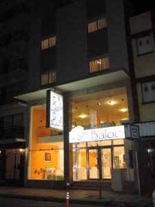 een gebouw waar 's nachts een bord voor staat bij BALOO Hotel in Mar del Plata