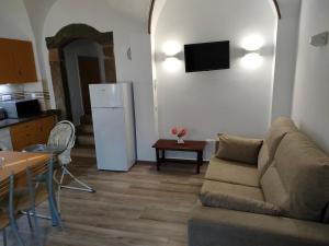 a living room with a couch and a refrigerator at A Lapa in Mourão