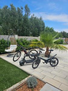 Jízda na kole v ubytování Villa Loni Trogir Marina with pool 55 m2 - 3 e-bike free use nebo okolí