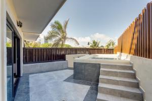 een patio met een hot tub en een trap bij Aldea Thai by Mistik Vacation Rentals in Playa del Carmen