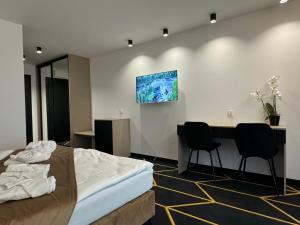 Μια τηλεόραση ή/και κέντρο ψυχαγωγίας στο Villa Posh All Suites Hotel & SPA
