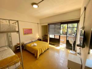 グアダラハラにあるオステル オスペダルテ チャプルテペックのベッドルーム1室(ベッド1台、二段ベッド1組付)