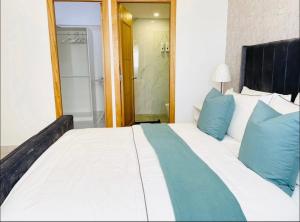 Katil atau katil-katil dalam bilik di Elegant apartment with pool and gym
