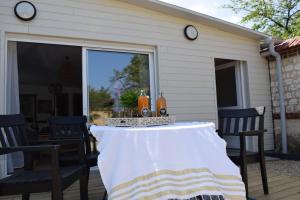 Saint-Pierre-lès-ElbeufにあるGîte du Levant 76のパティオ(ドリンク付) +7枚の写真