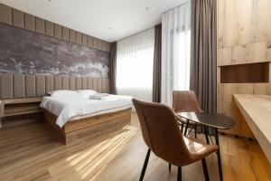 Postel nebo postele na pokoji v ubytování Roadside Hotel