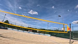 una rete da tennis su un campo con cielo azzurro di Pension Patrik a Hrušica