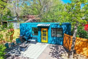 科罗拉多斯普林斯Cargo Casita Shipping Container Tiny Home的蓝色的小房子,有黄色的门 更多37张照片