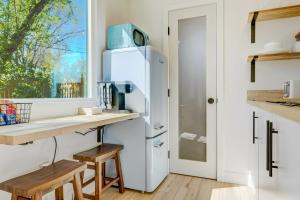 Cargo Casita Shipping Container Tiny Home的厨房或小厨房