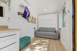 Cargo Casita Shipping Container Tiny Home的电视和/或娱乐中心