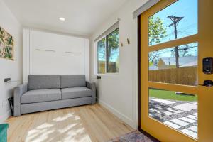 Cargo Casita Shipping Container Tiny Home的休息区
