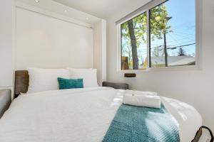 Cargo Casita Shipping Container Tiny Home客房内的一张或多张床位