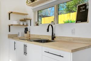 Cargo Casita Shipping Container Tiny Home的厨房或小厨房