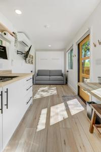 Cargo Casita Shipping Container Tiny Home的厨房或小厨房