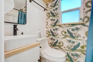 Cargo Casita Shipping Container Tiny Home的一间浴室