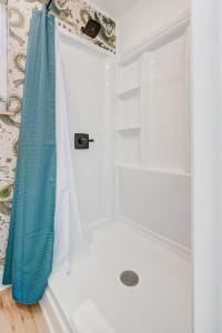 Cargo Casita Shipping Container Tiny Home的一间浴室