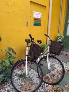 duas bicicletas estacionadas em frente a um edifício amarelo em Casa Calma em Colônia do Sacramento