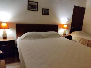 Postel nebo postele na pokoji v ubytování ZarZo Suites in Central Aizawl
