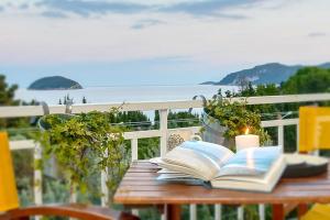 Gallery image of Opalio seaview apartment in Paleo Tsifliki