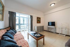 TV a/nebo společenská místnost v ubytování Loft luminoso y espacioso al lado de Las Canteras