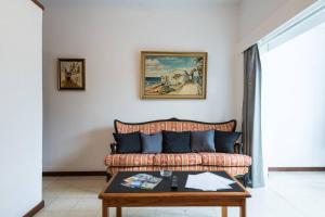 sala de estar con sofá y mesa de centro en Loft luminoso y espacioso al lado de Las Canteras en Las Palmas de Gran Canaria
