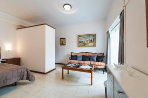 1 dormitorio con cama, sofá y mesa en Loft luminoso y espacioso al lado de Las Canteras en Las Palmas de Gran Canaria