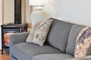 un divano grigio con due cuscini in un soggiorno di Dos Hermanas Casita 4 Downtown 1BR 1BA a Santa Fe