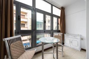 Posezení v ubytování Loft luminoso y espacioso al lado de Las Canteras