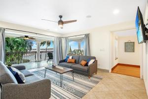 Una televisión o centro de entretenimiento en The Sunset Escape-Riverfront Elegance