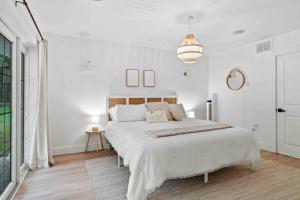 Una cama o camas en una habitación de The Sunset Escape-Riverfront Elegance 48 fotos más