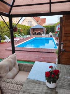 uitzicht op een zwembad met een tafel en stoelen bij Pokoje gościnne Kasia in Puck