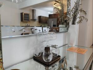 uma cozinha com dois copos numa mesa de vidro em Exclusivo apartamento con Jacuzzy K103 em Punta Cana