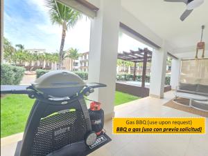 uma scooter estacionada em frente a uma casa em Exclusivo apartamento con Jacuzzy K103 em Punta Cana