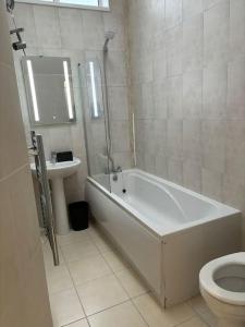 Koupelna v ubytování The Urban Retreat 4bdr sleep 14